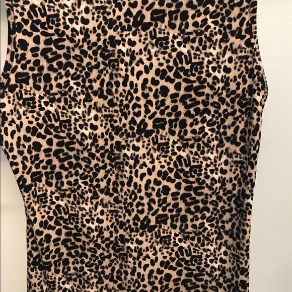 Vince Camuto leopard print sleeveless top. Drawstring tie down front. - Picture 6 of 8